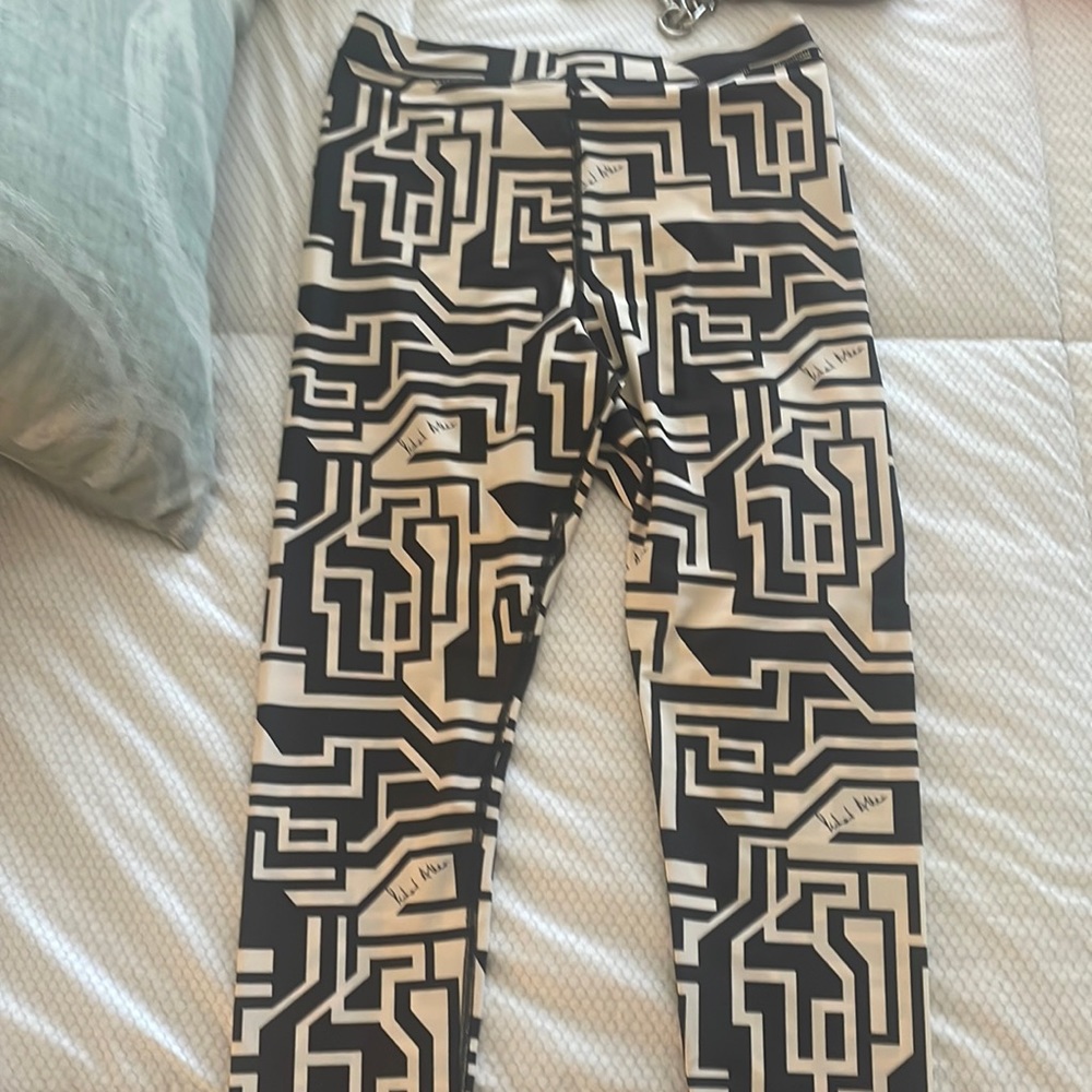 Size L never worn H & M leggings